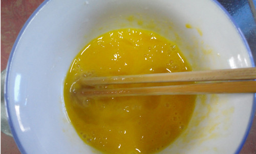 Bước 3: Đánh tan lòng đỏ trứng gà với đường và để riêng trọng một chiếc bát.