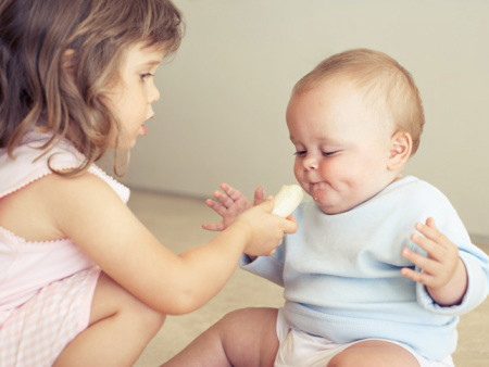 Chuối. Siêu thực phẩm cho bé yêu, giàu dinh dưỡng và rất an toàn để bổ sung vào thực đơn cho bé ăn dặm. Trong chuối chứa rất nhiều Vitamin như B6, B2. Đặc biệt chuối bổ sung chất xơ và Kali rất tốt cho hệ tiêu hóa còn non yếu của bé sơ sinh. Cho ăn chuối không bao giờ là thừa với trẻ.