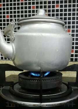 Khi xông, các mẹ duy trì lửa ở mức nhỏ nhất để đảm bảo vẫn có hơi thuốc và tránh hơi ra nhiều sẽ gây bỏng cho bé hoặc trào tắt bếp. Các mẹ nên ngồi với bé để tránh nguy hiểm cho bé. Những ngày đầu sẽ thấy có hiện tượng nặng hơn, mũi chảy nhiều hơn, các mẹ phải kiên trì nhé. Nếu ai hợp thuốc sau 10 ngày sẽ thấy tiến triển tốt. Xông khoảng 20~25 ngày thì khỏi, các mẹ xông tiếp vài ngày củng cố nữa thì dừng. Tuy là thuốc nam, nhưng đây là loại cây có độc tính nên cũng không nên lạm dụng. Chỉ khi nào bị nặng trở lại mới xông tiếp.