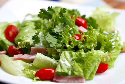 Với salad: Thêm dầu dừa vào nước xốt trộn salad để tăng hương vị cho món ăn.