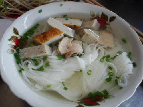 Bún cá Ninh Hòa. Đây là một món ngon đặc sản của vùng biển Ninh Hòa, Khánh Hòa. Bún cá Ninh Hòa có nước trong và có vị ngọt thanh tao, hấp dẫn thấm đẫm mùi vị mặn mòi của xứ biển. Người Ninh Hòa dùng bún cá cả buổi sáng lẫn buổi tối. Bún cá ở đây cách chế biến không cầu kỳ, giá cả bình dân.