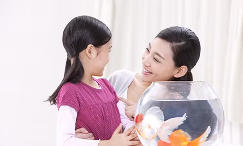 Khi trẻ bị ngã trầy da mà không ai để ý, trẻ sẽ cảm thấy mình không được an toàn, cảm thấy mình bị bỏ rơi và rất cáu giận. Lúc này, trẻ sẽ cố gắng khóc và hét thật to để gây sự chú ý. Người lớn không nên quát mắng hoặc yêu cầu trẻ phải nín ngay. Hãy ôm trẻ vào lòng và vỗ về, dạy trẻ biết cách phải tự đứng lên khi ngã và trẻ luôn nhận được sự quan tâm của bố mẹ. Đây là một phương pháp điều trị rất hiệu quả và đã được nhiều chuyên gia tâm lý áp dụng.