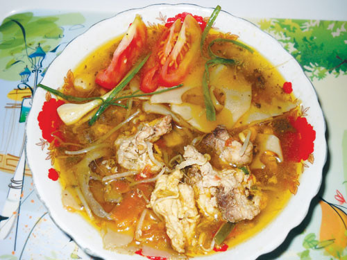 Không dùng với món chua. Không nên cho mì chính khi nấu các món có vị chua vì những thực phẩm có tính acid cao dễ làm thành phần trong gia vị này thay đổi. Nếu cho mì chính vào món có độ chua càng cao càng dễ ảnh hưởng đến sức khỏe nội tạng cơ thể.