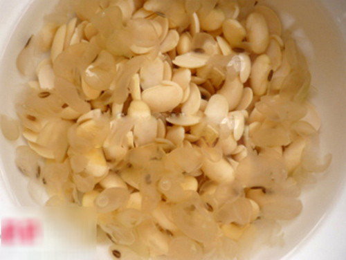 Chè đỗ tương. Món chè đậu tương có vị ngọt thanh, mùi thơm rất đặc biệt. Khi ăn thỉnh thoảng có hạt trân châu dai dai vô cùng thú vị. Món chè này rất thích hợp trong mùa hè.