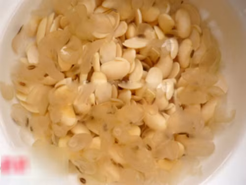 Chè đỗ tương. Món chè đậu tương có vị ngọt thanh, mùi thơm rất đặc biệt. Khi ăn thỉnh thoảng có hạt trân châu dai dai vô cùng thú vị. Món chè này rất thích hợp trong mùa hè.