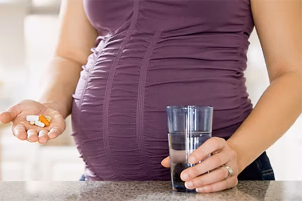 Thiếu a-xít folic. Mỗi phụ nữ ở độ tuổi sinh đẻ cần bổ sung a-xít folic, đặc biệt khi thai nhi được 10 tuần. Thiếu a-xít folic là lý do gây một số dị tật bẩm sinh và khuyết tật ống thần kinh, phổ biến nhất là khuyết tật thoái hóa đốt sống bẩm sinh ở thai nhi.