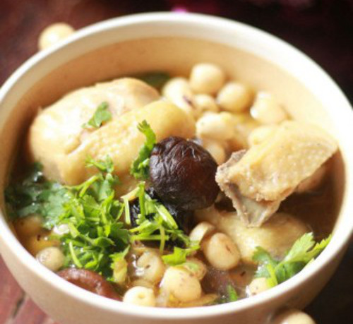Canh gà hầm hạt sen - trị cảm cúm. Gà hầm hạt sen là món ăn bổ dưỡng. Ngoài ra khi tiết trời chuyển mùa, thời tiết thay đổi liên tục giữa mưa và nắng, nhiều người dễ mặc các bệnh cảm cúm, ho hay sổ mũi, thì dùng món này rất tốt cho cơ thể. Món canh này ăn nóng sẽ ngon hơn.