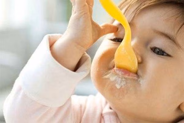 Ăn dặm đúng thời điểm giúp duy trì nguồn sữa mẹ. Có thể giải thích đơn giản, trẻ bắt đầu được thêm thức ăn dặm vào khẩu phần ăn hàng ngày của mình, đương nhiên bé sẽ uống ít sữa đi. Bé càng ăn nhiều bột sẽ càng bỏ sữa sớm.