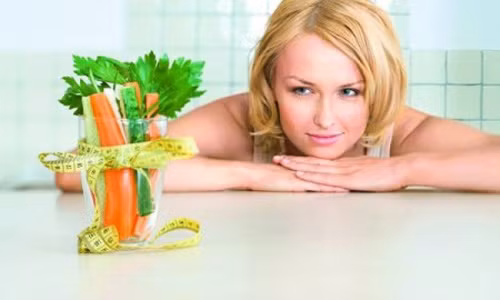 1. Ăn kiêng .Bình thường, trong tóc của chúng ta có chứa protein, kẽm, sắt, đồng..Thế những sau khi thực hiện quá trình ăn kiêng, do bạn chỉ ăn rau, hoa quả và miến nên protein và các nguyên tố vi lượng không được cung cấp để dẫn đến tình trạng thiếu chất nghiêm trọng. Từ đó tóc sẽ bị yếu và gãy rụng.