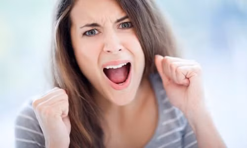 1. Chứng viêm nang lông. Khi chúng ta tức giận, lượng máu được đẩy lên não nhiều hơn bình thường, do đó, lượng oxy trong máu sẽ giảm xuống khiến lượng độc tố được tăng lên. Chính các độc tố này sẽ kích thích nang lông và gây ra chứng viêm nang lông thường thấy.