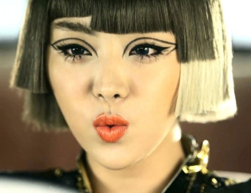 Nữ ca sĩ Narsha của nhóm Brown Eyed Girls nhuộm tóc nhiều màu khó hiểu