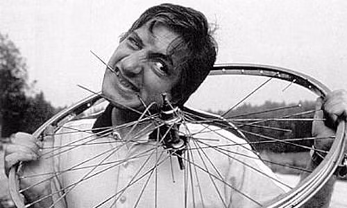 Ăn kim loại. Một người đàn ông ở Pháp có thể ăn tất cả mọi thứ trên trái đất, điều đáng nói hơn là món khoái khẩu của ông lại là kim loại, một món ăn nhiều người không dám tưởng tượng đến. Ông đã ăn tất cả mọi thứ từ xe đạp (bao gồm cả nan hoa) đến toàn bộ một chiếc máy bay Cessna 150. Ông mắc hội chứng Pica - một tình trạng bệnh lý gây ra cảm giác thèm ăn các thứ phi thực phẩm, những thứ như bụi bẩn, kính và các đồ bằng kim loại.