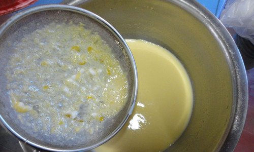 Bước 5: Đun bơ cho đến khi tan chảy, dùng rây để lọc bơ, sau đó đổ bơ vào trong hỗn hợp bột.