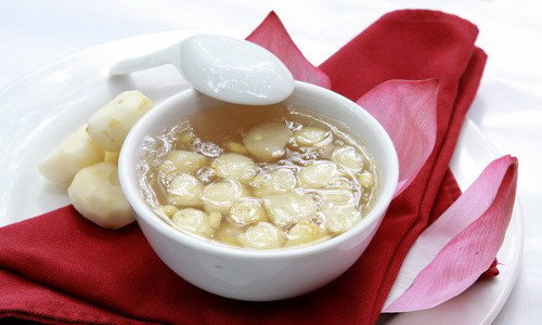 Chè củ lăng. Củ lăng là loại củ dân dã thường được trồng ở miền quê. Món chè củ lăng giản dị có vị bùi của củ lăng, vị béo của nước cốt dừa và hương thơm nhẹ nhàng của lá nếp khiến ai cũng thích thú.