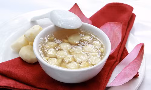 Chè củ lăng. Củ lăng là loại củ dân dã thường được trồng ở miền quê. Món chè củ lăng giản dị có vị bùi của củ lăng, vị béo của nước cốt dừa và hương thơm nhẹ nhàng của lá nếp khiến ai cũng thích thú.