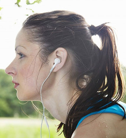 Mồ hôi ra theo từng bộ phận. Có nghĩa là nó chỉ ra tập trung ở một vùng và những vùng khác không có. Nếu ra ở ngực thường là do lo âu suy nghĩ, kinh hãi, hoảng sợ quá mức ảnh hưởng đến tim, lá lách, dẫn đến tim không làm chủ được hoặc có chức năng tim phổi khác thường.