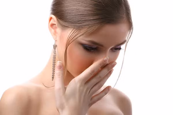 Mùi mồ hôi. Thực chất mồ hôi không có mùi, khi ra ngoài da sẽ kết hợp với một số chất trên da chuyển thành các mùi khác nhau. Tuy nhiên nếu mồ hôi đột nhiên có mùi lạ, bạn cần phải xem xét kỹ những dấu hiệu của nó. Mồ hôi có mùi khai khi đã khô chứng tỏ người có dấu hiệu bị bệnh urê huyết.