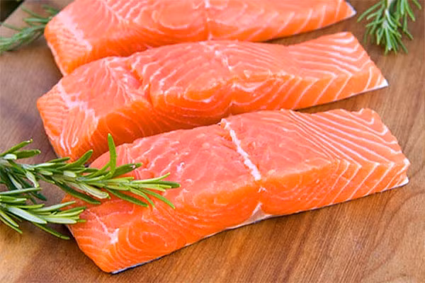 Mẹ cũng nên cung cấp chất đạm vừa phải cho con bằng cách chọn các loại thịt nạc, cá nạc, ưu tiên thịt gà, đậu đỗ giúp trẻ vẫn được cung cấp dưỡng chất hoàn thiện cơ thể.