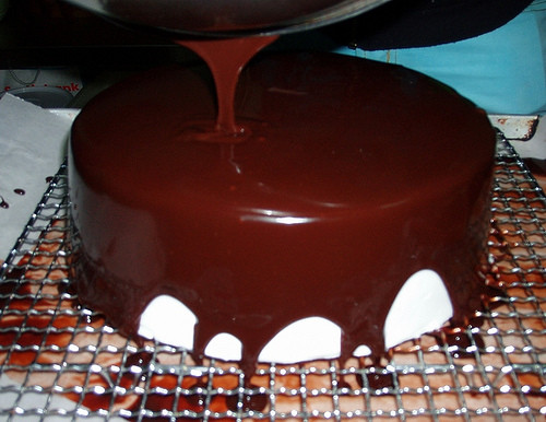 Màu nâu. Màu nâu thông dụng nhất là màu caramel còn gọi là nước màu hoặc nước hàng, tạo được khi chúng ta thắng đường, thường dùng trong gia đình để làm các món kho, nấu, làm bánh... Ngoài ra, tùy theo độ đậm nhạt của màu nâu cho món ăn mà ta pha loãng hay đặc cafe hoặc chocolate để tạo từ màu nâu sáng đến màu nâu sẫm.