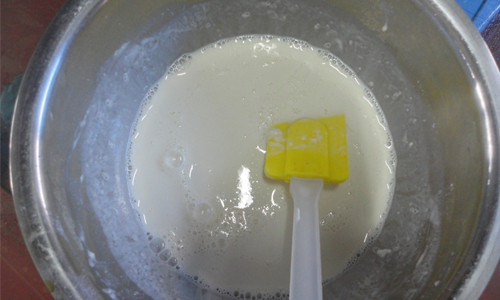 Bước 2: Thêm sữa tươi vào đánh đều cho đến khi hỗn hợp mịn.