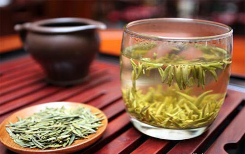 Trà Dilmah, Sri Lanka. Theo truyền thuyết, trà Dilmah bắt đầu từ hơn 5.000 năm trước đây. Dilmah là một loại nước giải khát chữa bệnh, bảo vệ sức khỏe. Trà vô cùng đa dạng vì điều kiện tự nhiên của các vùng trồng rất khác nhau về ánh nắng, đất, gió, mưa và nhiệt độ. Điều đó đã mang lại nhiều sự lựa chọn và cũng là thách thức đối với các nhà sản xuất trà. Dilmah chỉ sử dụng trà tươi hái tại vườn, đảm bảo cho tách trà luôn thanh khiết, đáp ứng được yêu cầu bảo vệ sức khỏe và chống oxy hóa mạnh.