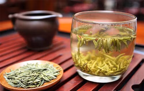 Trà Dilmah, Sri Lanka. Theo truyền thuyết, trà Dilmah bắt đầu từ hơn 5.000 năm trước đây. Dilmah là một loại nước giải khát chữa bệnh, bảo vệ sức khỏe. Trà vô cùng đa dạng vì điều kiện tự nhiên của các vùng trồng rất khác nhau về ánh nắng, đất, gió, mưa và nhiệt độ. Điều đó đã mang lại nhiều sự lựa chọn và cũng là thách thức đối với các nhà sản xuất trà. Dilmah chỉ sử dụng trà tươi hái tại vườn, đảm bảo cho tách trà luôn thanh khiết, đáp ứng được yêu cầu bảo vệ sức khỏe và chống oxy hóa mạnh.