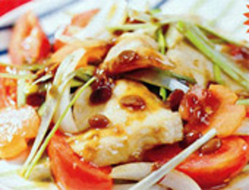 Cá xào hạt đậu tương. Cá sau khi rửa sạch lọc xương, cắt miếng vừa ăn. Phi thơm tỏi, ớt, cho cá vào xào, cho cà rốt, hành tây vào. Tiếp đến, cho tương hạt vào xào, nêm bột nêm, đường. Cuối cùng, cho cà chua, tỏi tây vào trộn đều rồi dọn ra đĩa, dùng với cơm.