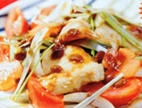 Cá xào hạt đậu tương. Cá sau khi rửa sạch lọc xương, cắt miếng vừa ăn. Phi thơm tỏi, ớt, cho cá vào xào, cho cà rốt, hành tây vào. Tiếp đến, cho tương hạt vào xào, nêm bột nêm, đường. Cuối cùng, cho cà chua, tỏi tây vào trộn đều rồi dọn ra đĩa, dùng với cơm.