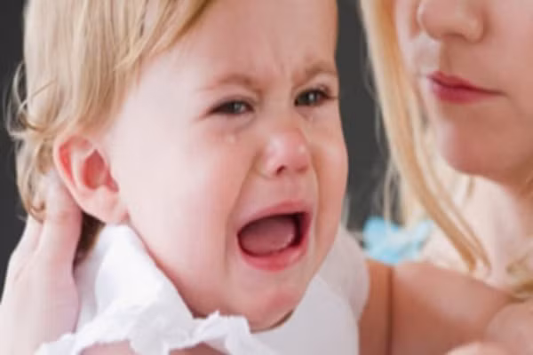 Phản ứng chậm. Các biểu hiện ở bé thường nhẹ hơn, không rõ ràng. Tình trạng chung có thể là ói mửa, đau bụng, phân lỏng, chậm tăng cân và tăng trưởng không bình thường. Loại phản ứng này thường khó chẩn đoán vì những biểu hiện triệu chứng trên cũng có thể gặp trong nhiều bệnh lý khác.