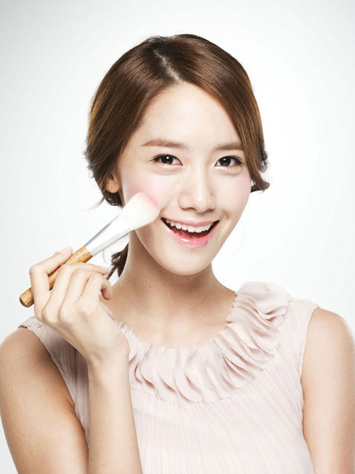 Ngôi sao 9x Yoona của nhóm SNSD yêu thích cách make-up mắt long lanh với nhũ ánh và son môi cam, hồng nhạt, sử dụng phấn nền không quá sáng, hài hòa với làn da.