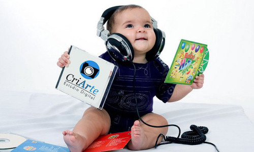 2. Âm nhạc. Ngay từ khi còn trong bụng mẹ, trẻ đã có thể nhận thức được âm thanh quen thuộc. Bởi vậy, rất nhiều bà bầu đã cho trẻ nghe nhạc để giúp con thông minh hơn. Nghe nhạc có tác dụng giúp bé phát triển về nhận thức giai điệu. Khi nghe nhạc, trẻ có thể nhận ra được tốc độ của nhịp điệu, các âm diễn rả cảm xúc…Điều này có thể giúp kích thích tư duy để trẻ nhanh biết nói và rất có lợi cho sự phát triển IQ của trẻ. Chính vì vậy, những trò chơi có sự tham gia của âm nhạc cũng có tác dụng tương tự. Người lớn có thể cho bé học cách tự sáng tạo, nhún nhảy theo các giai điệu, vỗ tay theo nhạc…