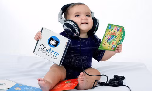 2. Âm nhạc. Ngay từ khi còn trong bụng mẹ, trẻ đã có thể nhận thức được âm thanh quen thuộc. Bởi vậy, rất nhiều bà bầu đã cho trẻ nghe nhạc để giúp con thông minh hơn. Nghe nhạc có tác dụng giúp bé phát triển về nhận thức giai điệu. Khi nghe nhạc, trẻ có thể nhận ra được tốc độ của nhịp điệu, các âm diễn rả cảm xúc…Điều này có thể giúp kích thích tư duy để trẻ nhanh biết nói và rất có lợi cho sự phát triển IQ của trẻ. Chính vì vậy, những trò chơi có sự tham gia của âm nhạc cũng có tác dụng tương tự. Người lớn có thể cho bé học cách tự sáng tạo, nhún nhảy theo các giai điệu, vỗ tay theo nhạc…