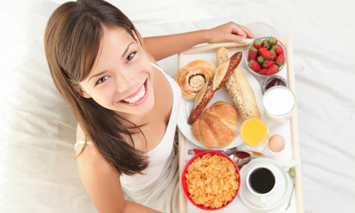 2. Chế độ ăn uống. Trong ba bữa ăn trong ngày bạn nên ăn nhiều các loại rau quả có tác dụng làm căng da mặt như dưa chuột, chuối, cà chua, cà rốt… Nếu nguyên nhân làm gương mặt bạn không được nhỏ nhắn chính là do các búi cơ trên mặt thì bạn không nên ăn mía, kẹo dẻo vì chúng làm các cơ trên mặt bạn trở nên cứng và to hơn.