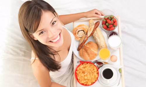 2. Chế độ ăn uống. Trong ba bữa ăn trong ngày bạn nên ăn nhiều các loại rau quả có tác dụng làm căng da mặt như dưa chuột, chuối, cà chua, cà rốt… Nếu nguyên nhân làm gương mặt bạn không được nhỏ nhắn chính là do các búi cơ trên mặt thì bạn không nên ăn mía, kẹo dẻo vì chúng làm các cơ trên mặt bạn trở nên cứng và to hơn.