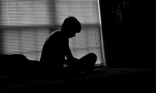 3. Sợ cô đơn. Các nhà khoa học của các trường đại học tại California, San Francisco đã cho biết rằng, những người đàn ông trưởng thành thực sự rất sợ sự cô đơn. Khi gặp phải tình huống như vậy, nếu như người phụ nữ khi ở trong tình cảnh đó sẽ đi tìm kiếm sự giúp đỡ thì người đàn ông lại ngược lại. Các nhà khoa học này cũng cho biết, sự cô đơn cũng chính là nguyên nhân khiến tuổi thọ của người đàn ông không cao bằng người phụ nữ. Đây cũng lý giải vì sao mà những người đàn ông có cuộc hôn nhân hạnh phúc thì tuổi thọ của họ sẽ kéo dài hơn.