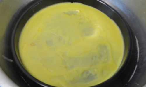 Bước 7: Đun nóng chảo, đổ một muôi hỗn hợp bột vào chảo, rồi láng mỏng một lớp trên bề mặt chảo. Chú ý không lật mặt, để từ 1 đến 2 phút đến khi nhìn thấy mặt trên se chín là úp lớp vỏ bánh ra đĩa. Tiếp tục làm các lớp vỏ tương tự như vậy. Kỹ thuật này giống như tráng bánh cuốn bằng chảo.