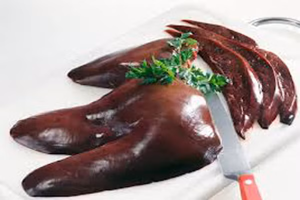 Gan gà, bò, bê. Gan động vật có hàm lượng dinh dưỡng phong phú, có thể bổ sung sắt và vitamin A. Tuy nhiên vì là cơ quan giải độc lớn nhất của động vật, tất cả các chất độc hại trong cơ thể đều được lá gan xử lý, vì vậy nó chứa rất nhiều độc tố.