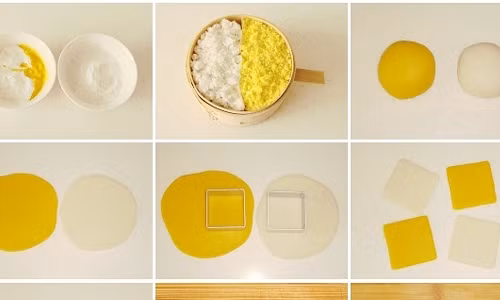 Bước 1. Đầu tiên, bạn cần đổ bột nếp và bột ngô vào một chiếc xửng, sau đó đem hấp chín trong khoảng từ 30 đến 45 phút cho đến lúc thấy bột có màu trắng đục là được. Khi hỗn hợp bột chín, lấy khối bột ra vo mịn cho bột thật nhuyễn. Tiếp đó bạn dùng cán để tán đều bột ra thành hai mặt phẳng như trong hình. Dùng những khối hình vuông đặt lên trên khối bột ngô và bột nếp để tạo thành những miếng bột mỏng đều nhau.