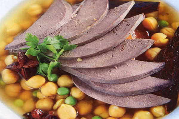 Các mẹ hãy chọn gan của những động vật khỏe mạnh, không mắc bệnh, đặc biệt không lấy những lá gan tụ máu hoặc có màu sắc khác thường. Trước khi xào nấu, mẹ phải chế biến thật sạch để loại bỏ độc tố. Cách đơn giản là ngâm nước nóng hoặc sữa tươi khoảng 3,4 lần. Trước khi ngâm, mẹ cũng có thể dùng dao khứa trên mặt lá gan để chất độc tan đi nhanh hơn.