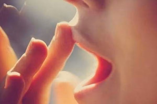 Nếu kèm theo cả triệu chứng móng tay xanh xao thì chứng tỏ bạn đang thiếu máu trầm trọng. Hoặc có thể màu môi này chỉ ra các bệnh rối loạn ở dạ dày và đường ruột, táo bón hay khó tiêu.