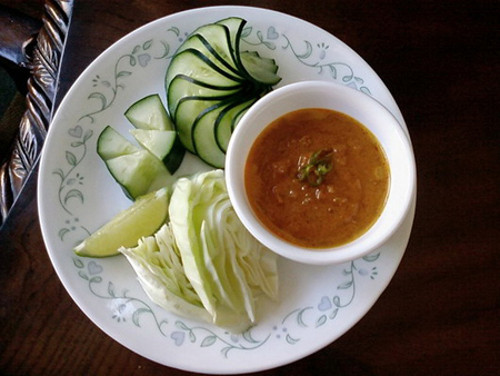  Mắm Bồ Hóc. Mắm Bồ Hóc là món ăn truyền thống được chế biến trong đời sống ẩm thực Campuchia. Mắm này đươc làm từ những con cá con tốt nhất, mổ ruột ướp muối rồi để trong tủ đậy kín, vài tháng sau mới đem ra ăn. Mắm bồ hóc rất mặn do chỉ ướp muối và không màu. Đây được xem là món ăn đặc sản của Campuchia.