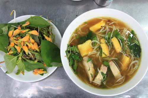 Bún cá miền Tây. Thành phần món ăn đơn giản với cá lóc, nước lèo và bún tươi, nhưng sự hấp dẫn của món ăn đến từ màu sắc và hương vị đặc trưng không lẫn vào đâu được. Nước lèo được nấu từ nước hầm xương, mắm cá linh, mắm ruốc hòa tan và lược bỏ xác. Các loại rau diếp cá, húng quế, bắp chuối rau muống, bông điên điển... là những loại rau gia vị không thể thiếu để ăn kèm với món bún cá này.