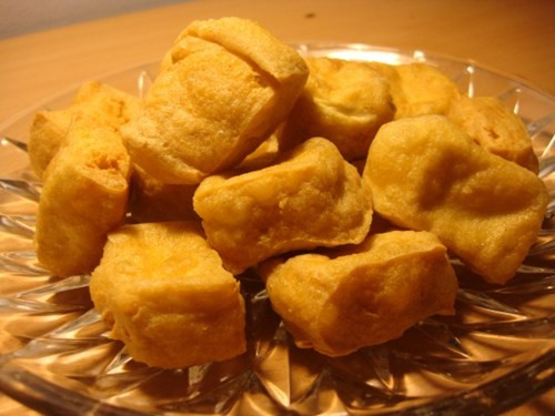 Đậu phụ. Đây là một món ăn dân dã của người dân một số quốc gia Đông Á, trong đó có Việt Nam. Hạt đậu nành xay lên rồi ngâm vào nước. Tinh bột chảy vào nước thành hình dáng theo người làm tự tạo, bã được lọc ra ngoài. Các hình dáng thường thấy là hình vuông, tròn hay chữ nhật dài. Từ đậu phụ, người ta lại chế ra thành nhiều món ăn thú vị khác như rán, sốt cà chua, đậu nhồi nấm thịt, đậu nấm tuyết, đậu muối..