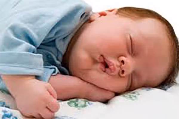 Giấc ngủ cũng ảnh hưởng không ít tới việc thừa cân của bé. Mẹ hãy để bé ngủ đủ giấc, không thức quá khuya. Khi ngủ cơ thể sẽ tiết ra các hooc môn tăng trưởng và trẻ sẽ dài ra trong giấc ngủ. Ngủ đủ giấc còn ức chế sản sinh ra chất có tác dụng thèm ăn, trẻ sẽ ăn ít hơn, đỡ tăng cân hơn