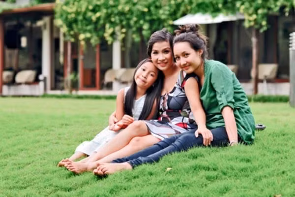 Mỹ Linh dạy con tiết kiệm. Không tiếc tiền để xây một khu nhà vườn rộng lớn cho con cái được sống chan hòa với thiên nhiên nhưng vợ chồng Mỹ Linh luôn khuyến khích con cách sống tiết kiệm. Khi nấu ăn, Mỹ Linh luôn tính toán nguyên liệu sao cho vừa đủ cho cả nhà.