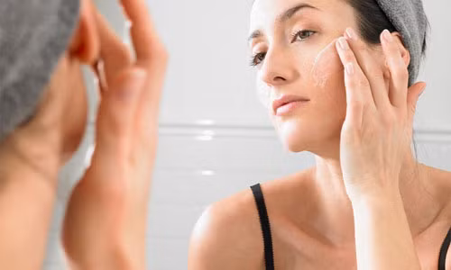 Thứ ba: Sau khi rửa mặt, bạn thường làm các việc khác trước rồi sau đó mới dùng đến các sản phẩm dưỡng da. Sau mỗi lần rửa mặt, dù lâu hay ngắn thì bạn cũng đã làm cho da bị mất đi các chất bảo vệ. Chính vì thế mà da thường bị khô. Cho nên việc sử dụng các sản phẩm làm ẩm da sau khi rửa mặt là vô cùng cần thiết và quan trọng. Bạn có thể đợi từ 3 đến 5 phút để da được khô sau đó thì dùng đến sản phẩm làm ẩm da ngay chứ không nên để quá lâu.