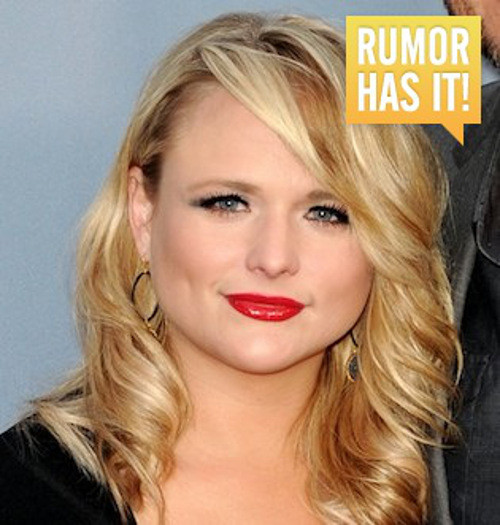 Miranda Lambert thường chọn tông trang điểm môi đỏ nổi bật mix hoa tai to bản cá tính.