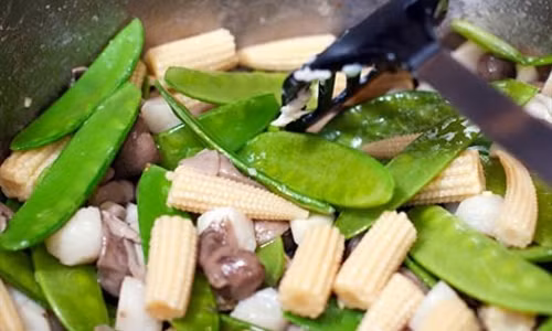 Đối với các món chiên xào: có thể thay thế các loại dầu ăn bằng dầu dừa bởi nó sẽ tạo được mùi thơm cho các món ăn, rất an toàn cho sức khỏe và không giống như những loại dầu khác. Đặc tính cơ bản của dầu dừa là không thay đổi và không sinh ra độc tố khi gặp nhiệt độ cao. Dùng dầu dừa khi chiên, dầu dừa không thấm vào trong thức ăn nhiều như những loại dầu khác.