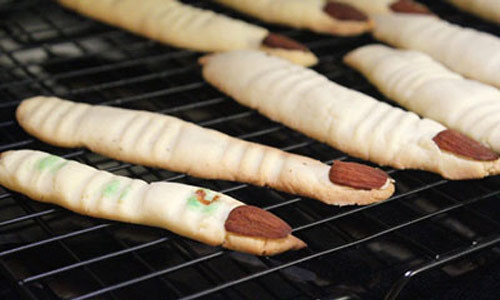 Bước 6: Vặn lò nướng 170 độ C trước 10 phút, nướng bánh 25 phút đến khi thấy bánh trở màu vàng nâu là được.