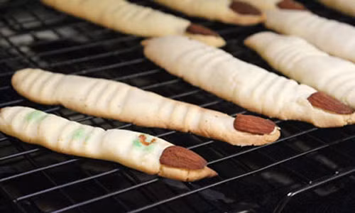 Bước 6: Vặn lò nướng 170 độ C trước 10 phút, nướng bánh 25 phút đến khi thấy bánh trở màu vàng nâu là được.